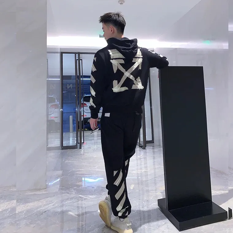 ♻️💯Refer to the model picture for the upper body❤️ The top tested version for spring and autumn OFF WHITE OW patch bronzing tape arrow sweatpants for men and women, the same style pure cotton loose trousers for men and women OW men's and women's loose leg-fitting sports casual pants, with anti-counterfeiting technology on the back, the real over-the-top version OW yellow glue, obvious signature, unique high street style! The stylized design is printed on a classic frame, and a layer of foundation-colored colloid with a graffiti effect is superimposed on the printing. It is visually very consistent with the theme, as if a layer of tape has been pasted, and the design is brilliant! Heavy, tougher and retro, the main elements are heavily engineered, the micro-profile version is suitable for both men and women, surrounded by more street-style inkjet elements, and the inkjet style of street graffiti is everywhere. The printing is done on a Japanese-owned Mimaki printing machine, with no edges or burrs. Inkjet heat transfer is hot-pressed and cold-teared, and the high temperature is 180 degrees. The front piece needs to be pressed twice (the second time requires 180kg of air pressure). The transparent fabric pattern is anti-scratch and ironing, and the printing does not fog up. The semi-transparent tape in the front circle can reveal the covered part of the printing below. The color of the golden printing on the tape is not a flat color, and the colors of the tape printing are different in depth. The wash label is also customized according to the original font from the company. The accessories still use the full line of correct accessories. The rectangular woven collar label design has canceled the previous three-dimensional silicone feel font and changed it to a fully woven collar label. You can see fluorescent fonts on the collar label. The five-link silicone hang tag, the three-link washable label and the zebra crossing packaging line are still the same. Size chart Hips 56, recommended 120-150 catties M pants length 104 waist 80 hips 58 recommended 150-170 catties L pants length 106 waist 82 hips 60 recommended 170-190 catties (the waist is elastic and can be enlarged) Color: Black White P: 360